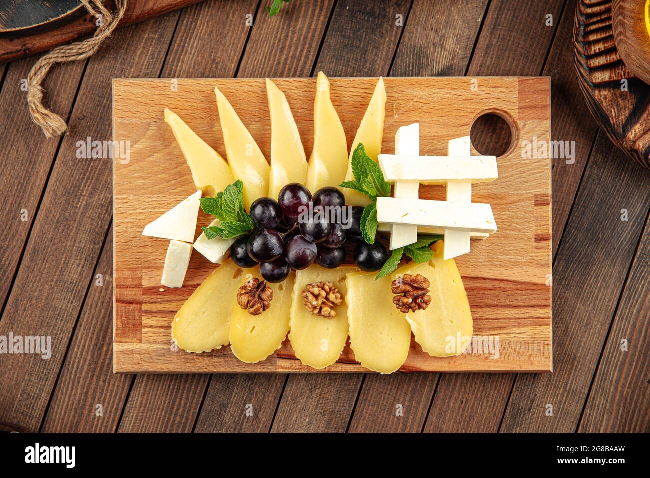 Piatto assortito di antipasti al formaggio con uva Foto Stock