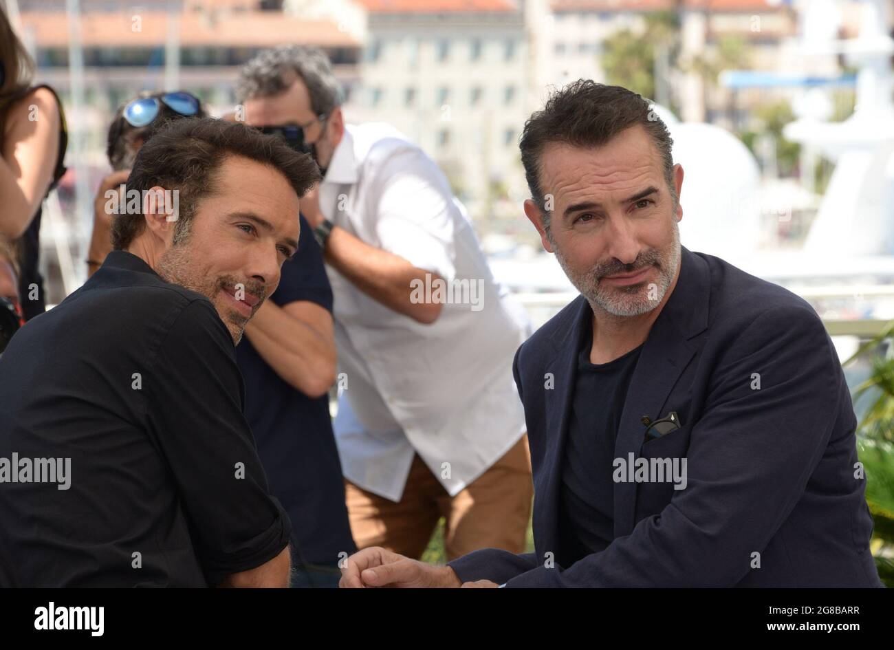 17 luglio 2021, CANNES, Francia: CANNES, FRANCIA - 17 LUGLIO: (L-R) Nicolas Bedos e Jean Dujardin partecipano alla fotocellula ''OSS 117: From Africa with Love'' durante il 74a edizione del Festival del Cinema di Cannes il 17 luglio 2021 a Cannes, Francia. (Immagine di credito: © Frederick InjimbertZUMA Press Wire) Foto Stock