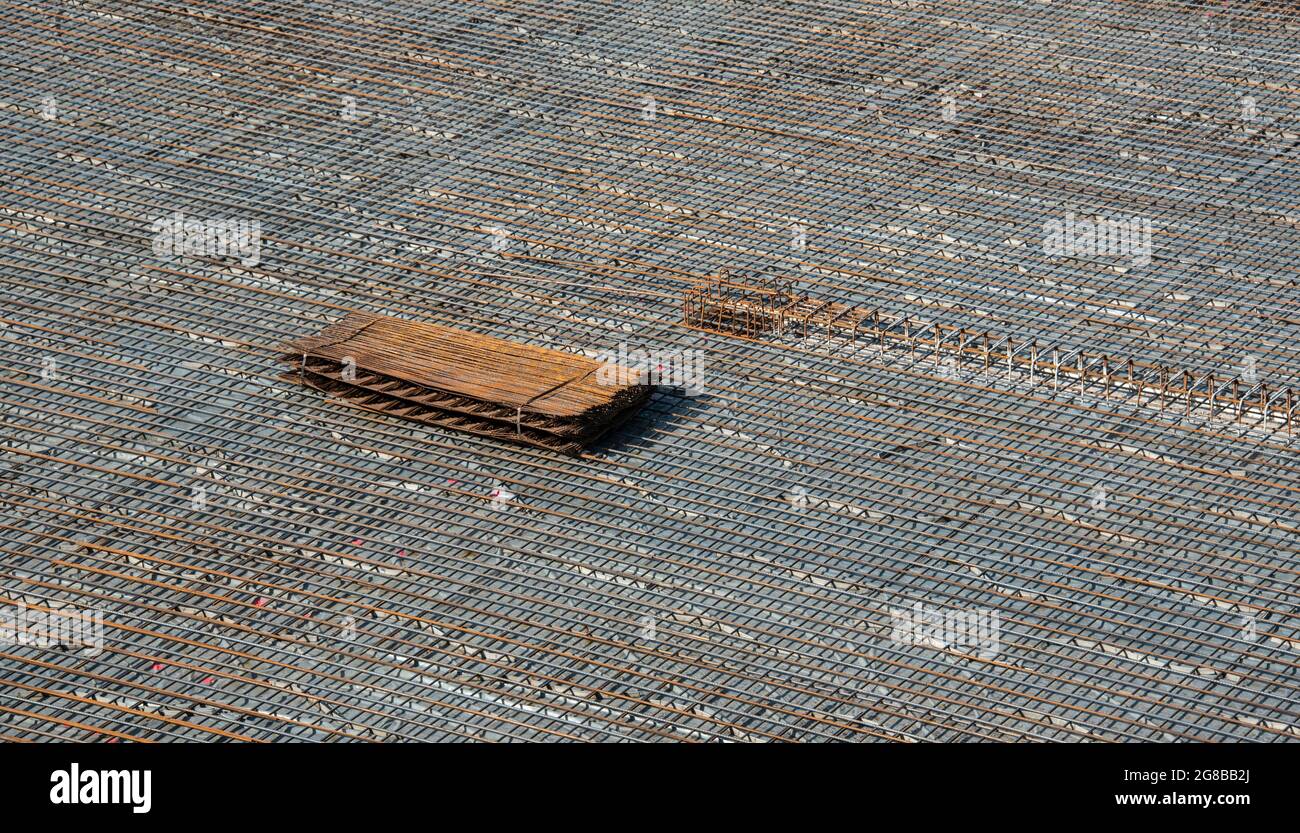 il pavimento di un cantiere allestito per pavimenti in cemento con un telaio  di ferro Foto stock - Alamy