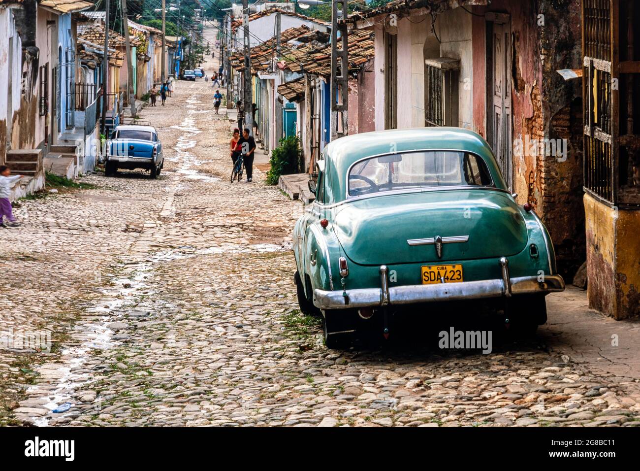 Auto americana classica anni '50 parcheggiata su strada vuota, centro città, Trinidad, Sancti Spiritus, Cuba Foto Stock