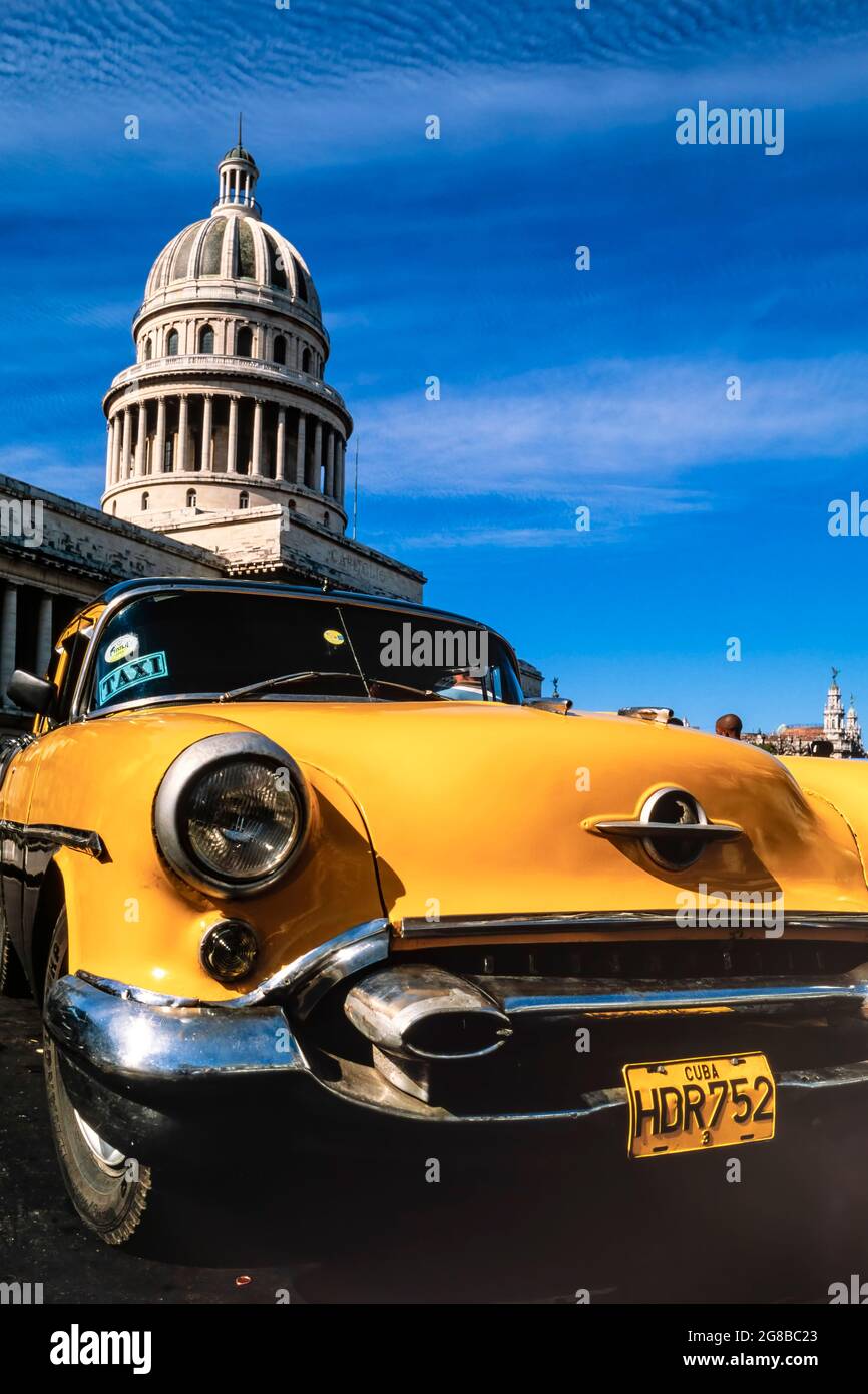 Auto americana classica anni '50 usata come taxi, e parcheggiata di fronte al palazzo Capitolio, l'Avana, Cuba Foto Stock