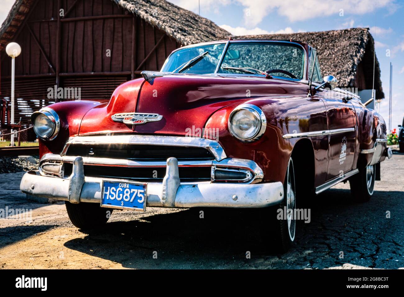 Anni '50 Classic American Chevrolet convertibile, 1951 Chevrolet Styleline Deluxe Bel Air, presso la stazione di servizio sulla strada da Havana a Santa Clara, Cuba Foto Stock