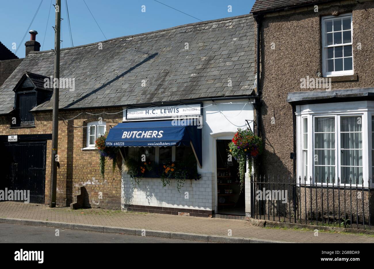 Un negozio di macellai nel villaggio di Kineton, Warwickshire, Inghilterra, Regno Unito Foto Stock