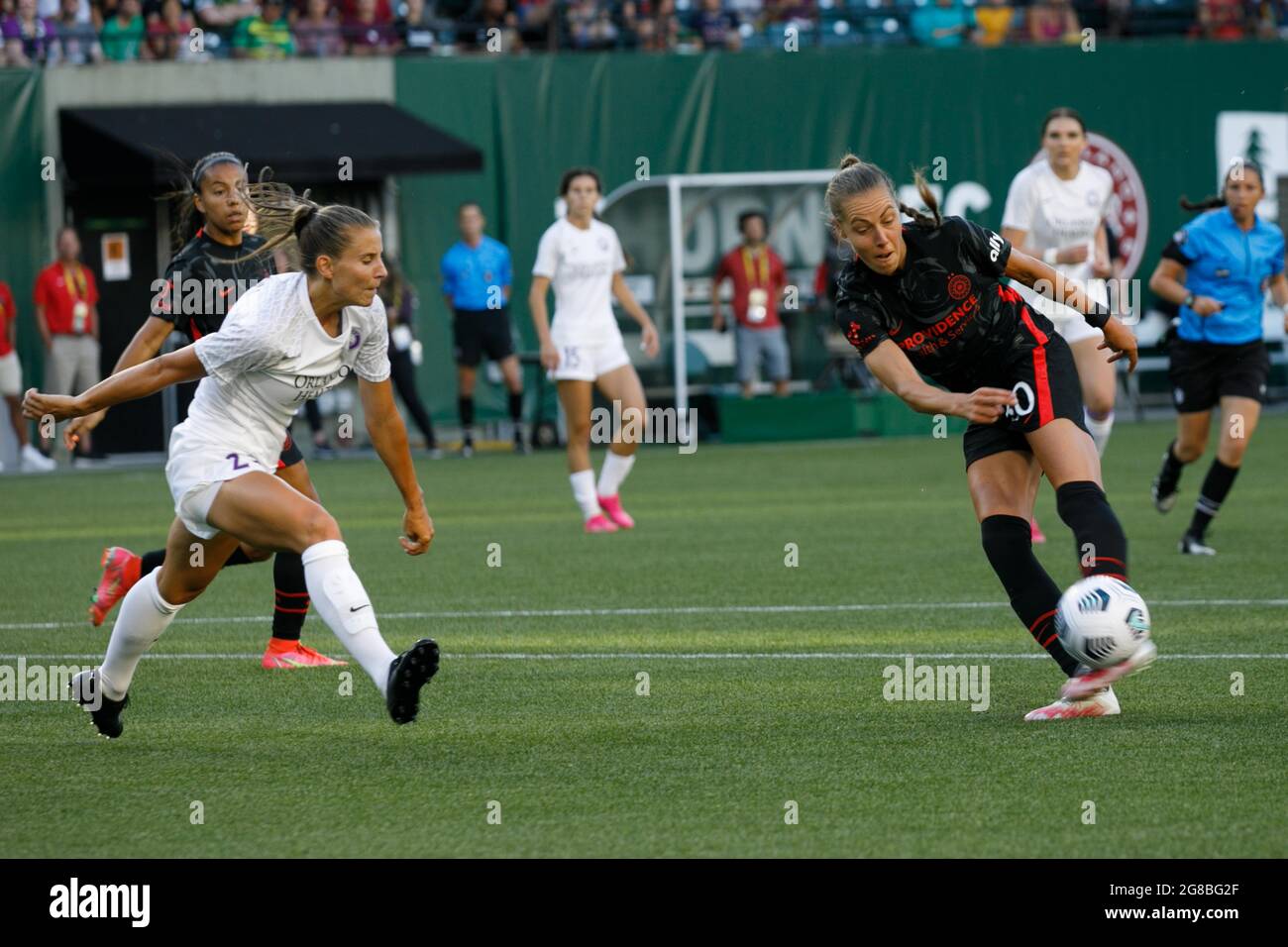 Portland, Stati Uniti. 18 luglio 2021. Il centrocampista delle spine Celeste Boureille (30) controlla la palla, mentre il Portland Thorns FC sconfigge l'Orlando Pride, 2-1, il 18 luglio 2021, a Providence Park, Portland, Oregon (Foto di John Rudoff/Sipa USA) Credit: Sipa USA/Alamy Live News Foto Stock