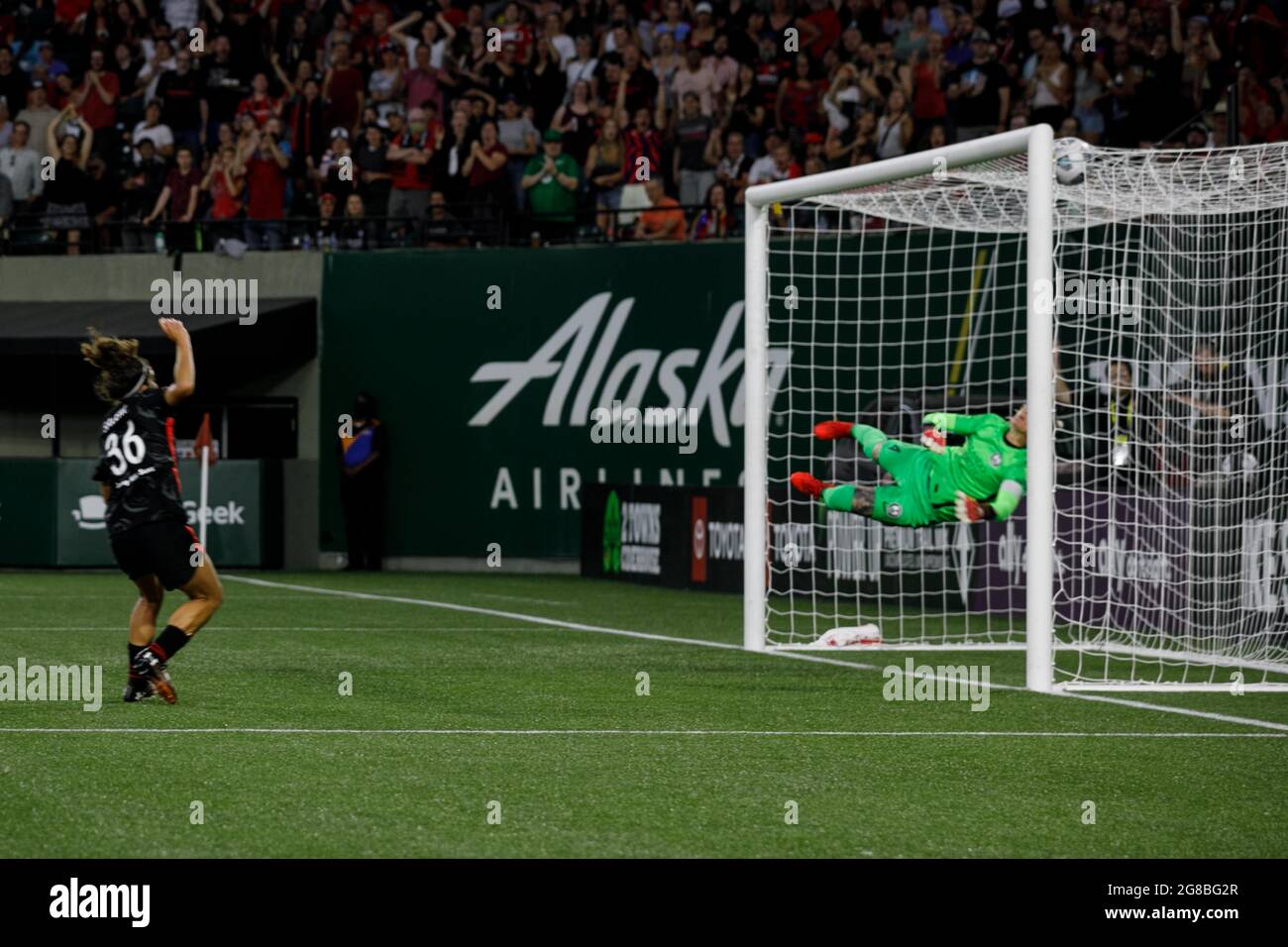 Portland, Stati Uniti. 18 luglio 2021. L'obiettivo di Marissa Everett di Portland vola in cima alla rete, mentre il Portland Thorns FC sconfigge l'Orlando Pride, 2-1, il 18 luglio 2021, a Providence Park, Portland, Oregon (Foto di John Rudoff/Sipa USA) Credit: Sipa USA/Alamy Live News Foto Stock