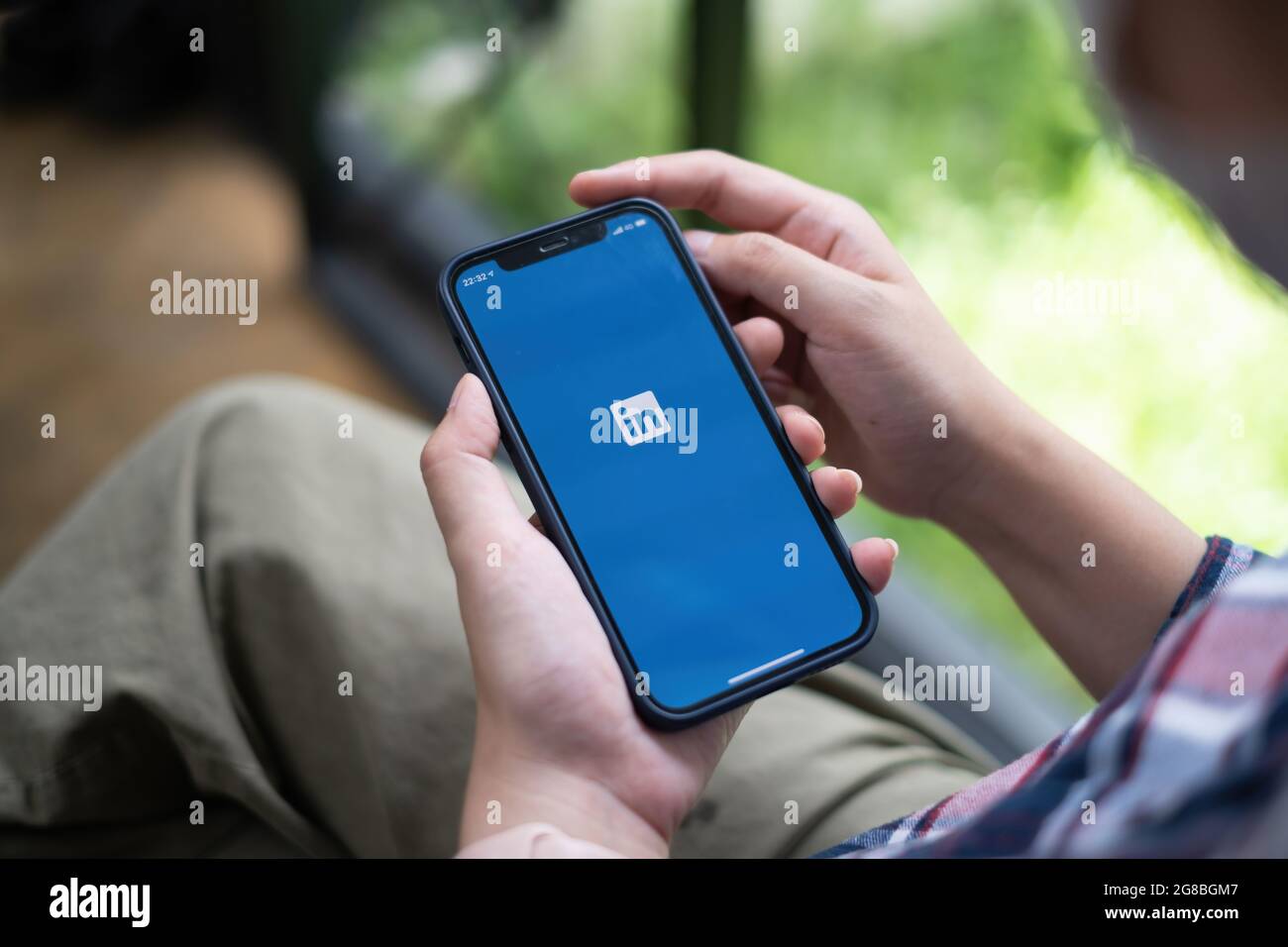 CHIANG mai, THAILANDIA: 19 LUGLIO 2021: Logo LinkedIn sullo schermo del telefono. LinkedIn è un social network per la ricerca e la creazione di contatti aziendali. Esso Foto Stock