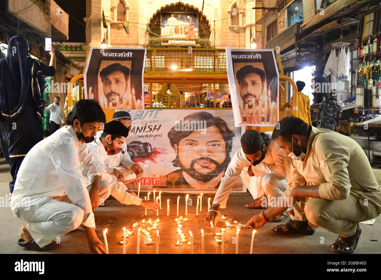 Tributo al premio Pulitzer fotogiornalista danese Siddiqui davanti a Dargah Ajmer, Rajasthan. Il danese Siddiqui, fotogiornalista indiano vincitore del Premio Pulitzer per l’agenzia di stampa Reuters, è stato ucciso venerdì 16 luglio e ha coperto gli scontri tra le forze di sicurezza afgane e i talebani nel distretto di Spin Boldak nella provincia di Kandahar, vicino al confine tra Afghanistan e Pakistan. (Foto di Shaukat Ahmed/Pacific Press/Sipa USA) Foto Stock