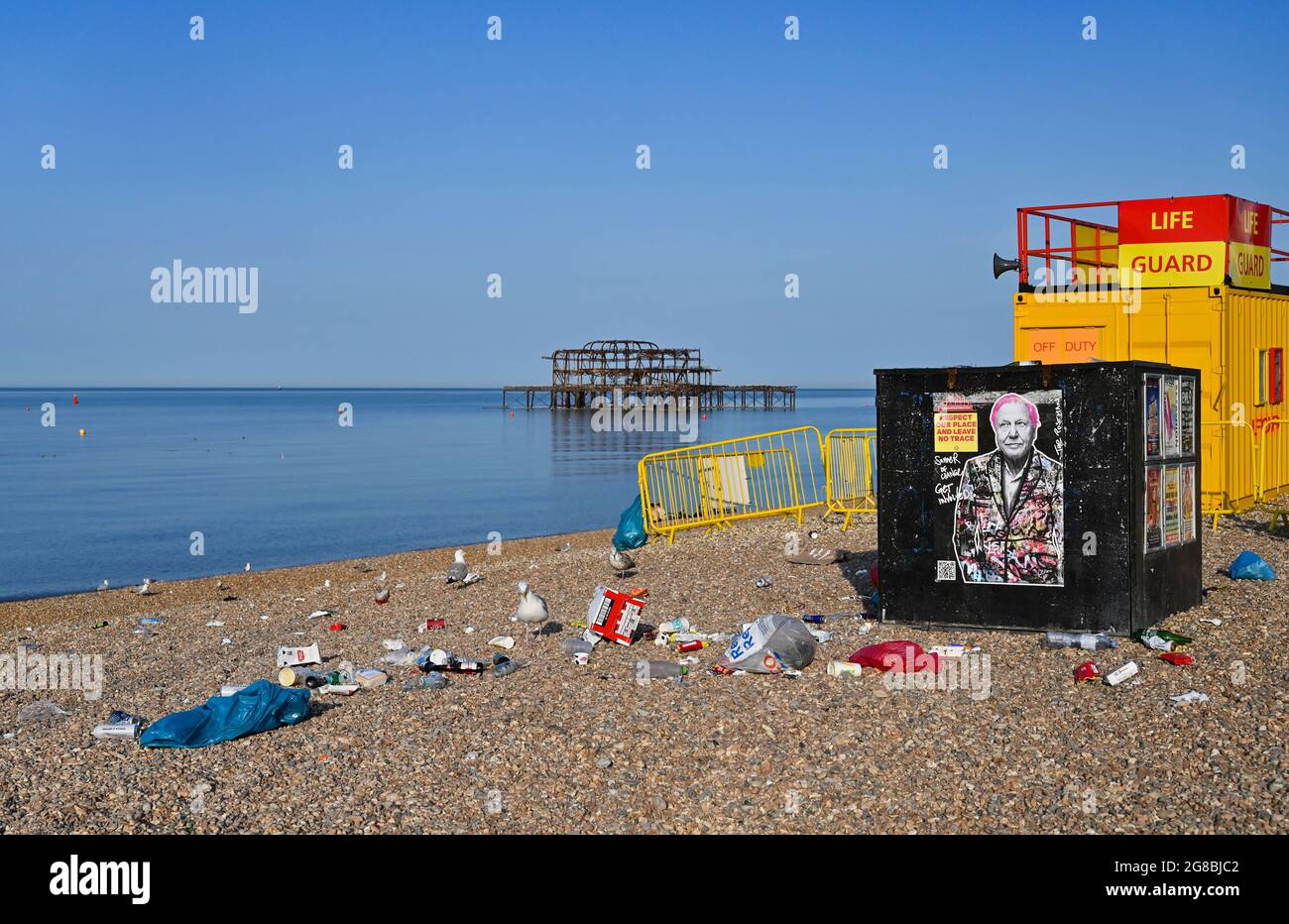 Brighton Regno Unito 19 luglio 2021 - spazzatura sinistra dietro sulla spiaggia di Brighton dopo la folla si è affollato al mare nel tempo caldo durante il fine settimana. Il personale del Consiglio era fuori dalle 5 del mattino per pulire la spiaggia e il lungomare: Credit Simon Dack / Alamy Live News Foto Stock