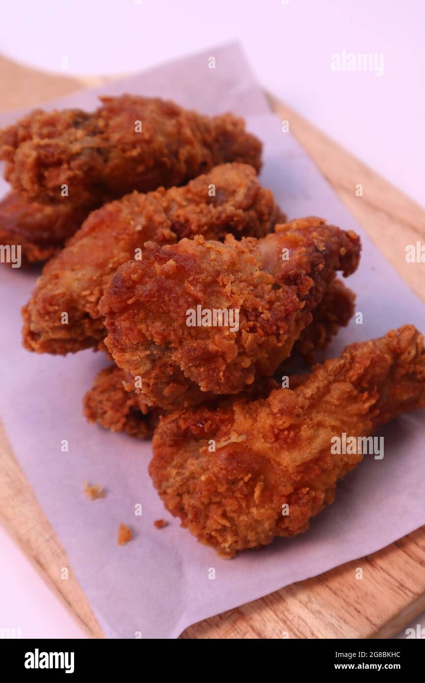 Ali di pollo piccanti e fritte Foto Stock