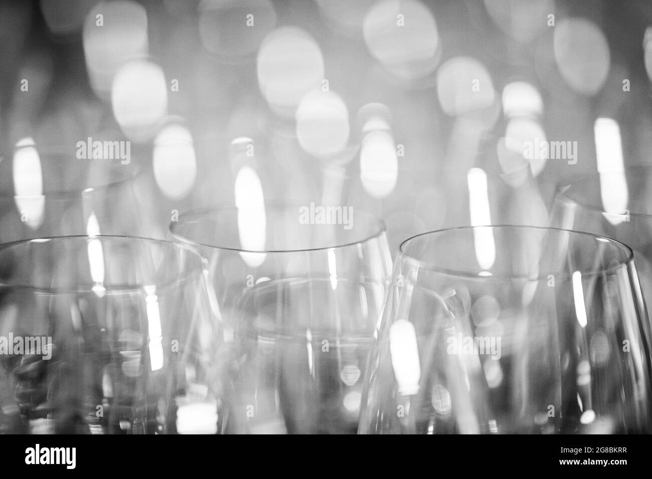 Primo piano di un bicchiere di vino pulito e trasparente con il bogeh sullo sfondo. Foto Stock