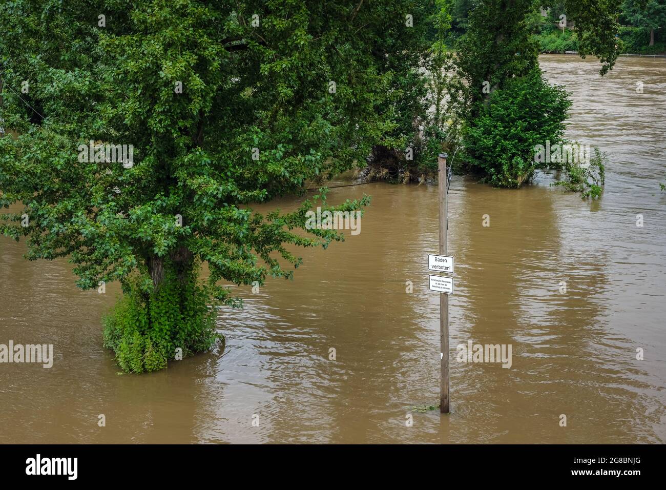 Muelheim an der Ruhr, Renania settentrionale-Vestfalia, Germania-proiettore, segno, divieto di balneazione, L'area ricreativa Ruhrstrand am Ruhrufer è allagata. Foto Stock