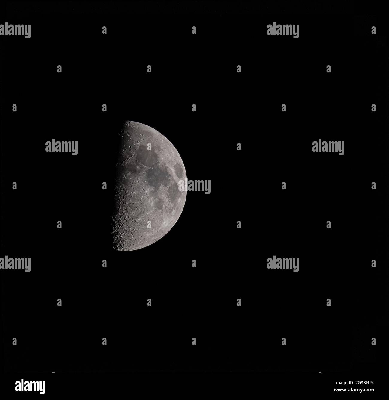 Una luna parziale sulla città di Londra su un cielo notturno limpido. Foto Stock
