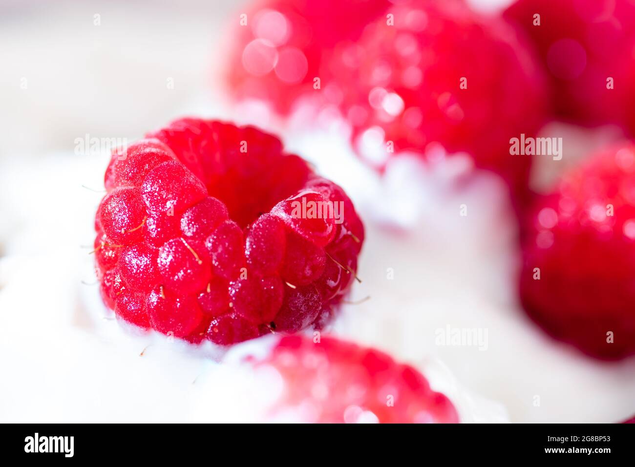 Yogurt biologico fatto in casa con lamponi. Colazione gustosa. Concetto di vita sano Foto Stock