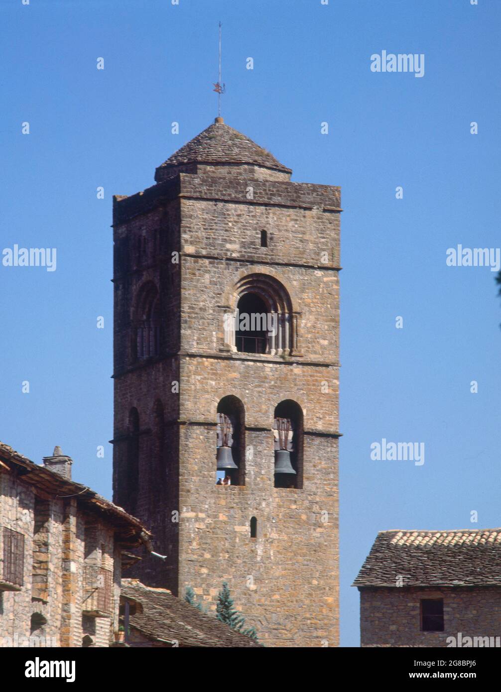 ESTERNO-TORRE-CAMPANARIO DE PLANTA CUADRADA-ROMANICA S XII. Località: IGLESIA PARROQUIAL. Ainsa. HUESCA. SPAGNA. Foto Stock