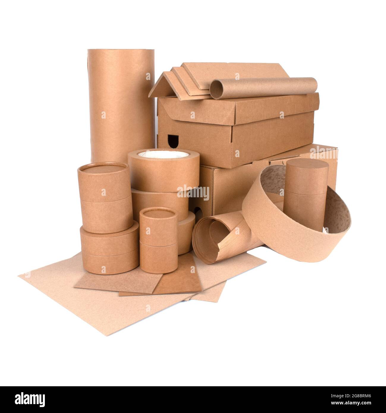 Composizione quadrata con tubi di carta, scatole di cartone, rotoli di  carta, protezioni per bordi di carta, fogli di carta e cartone isolati per  il Foto stock - Alamy