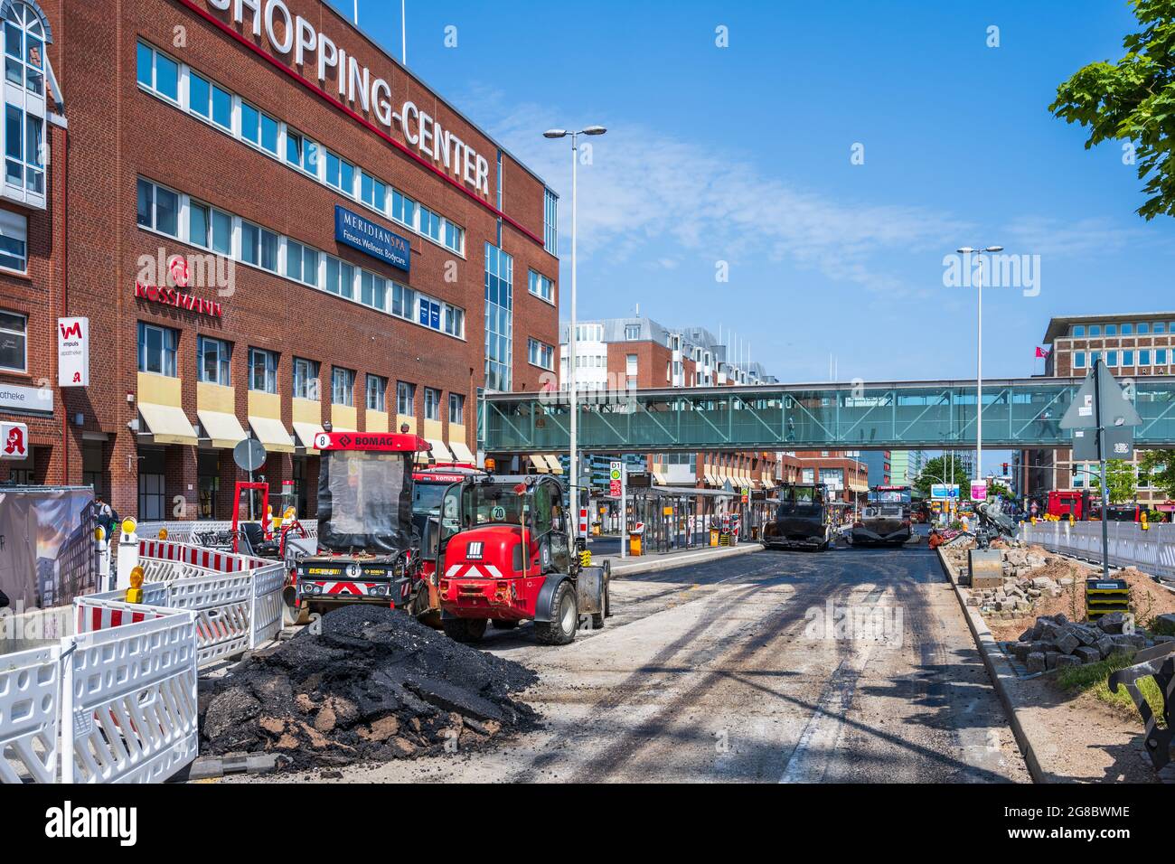 Renovierung der Fahrbahndecke im Sophienblatt a Kiel am Hauptbahnhof Foto Stock