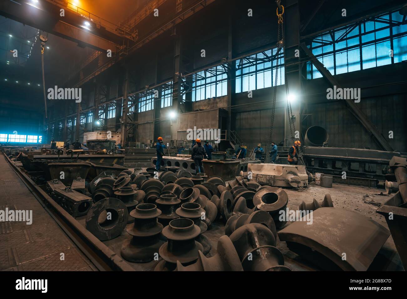 Stabilimento di produzione dell'industria pesante, officina di impianti metallurgici all'interno. Metallurgia produzione produzione di prodotti siderurgici. Foto Stock