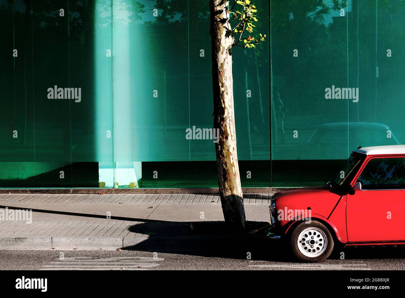 Mini auto rossa parcheggiata in strada, Barcellona, Spagna. Foto Stock