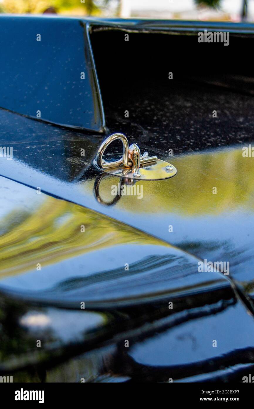 Immagine verticale di un dispositivo di chiusura del cofano dell'auto personalizzato d'epoca Foto Stock