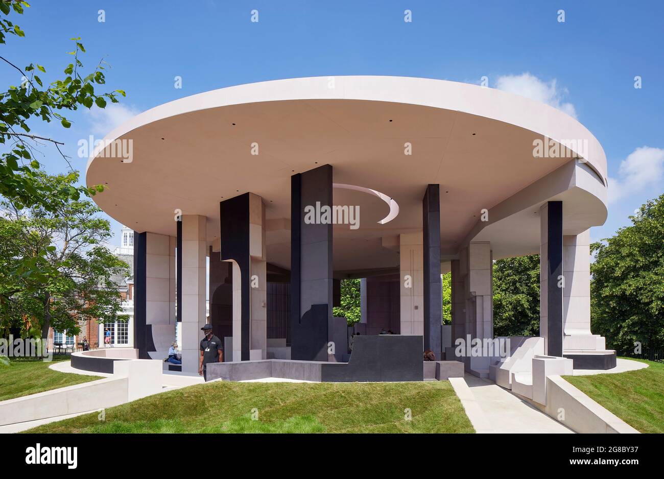 Vista frontale del padiglione, Galleria Serpentine oltre. Serpentina Pavilion 2021, Londra, Regno Unito. Architetto: Counterspace, 2021. Foto Stock