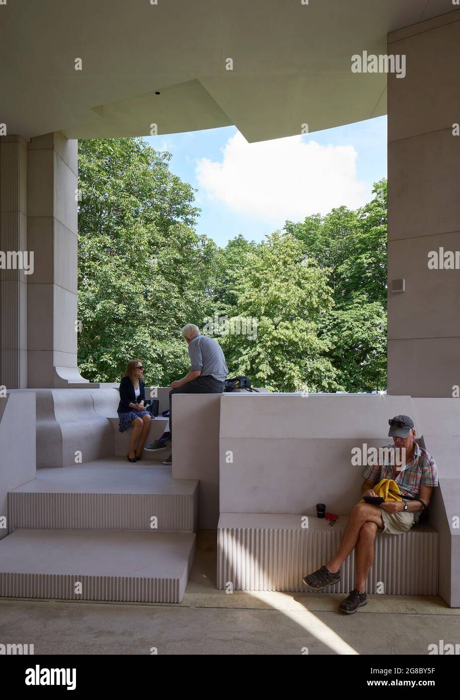 Interno padiglione con panca in cemento. Serpentina Pavilion 2021, Londra, Regno Unito. Architetto: Counterspace, 2021. Foto Stock