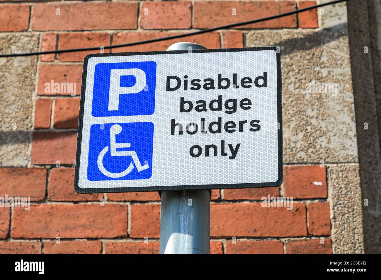 Un cartello che dice 'solo possessori di badge disabile' può parcheggiare, Inghilterra, Regno Unito Foto Stock