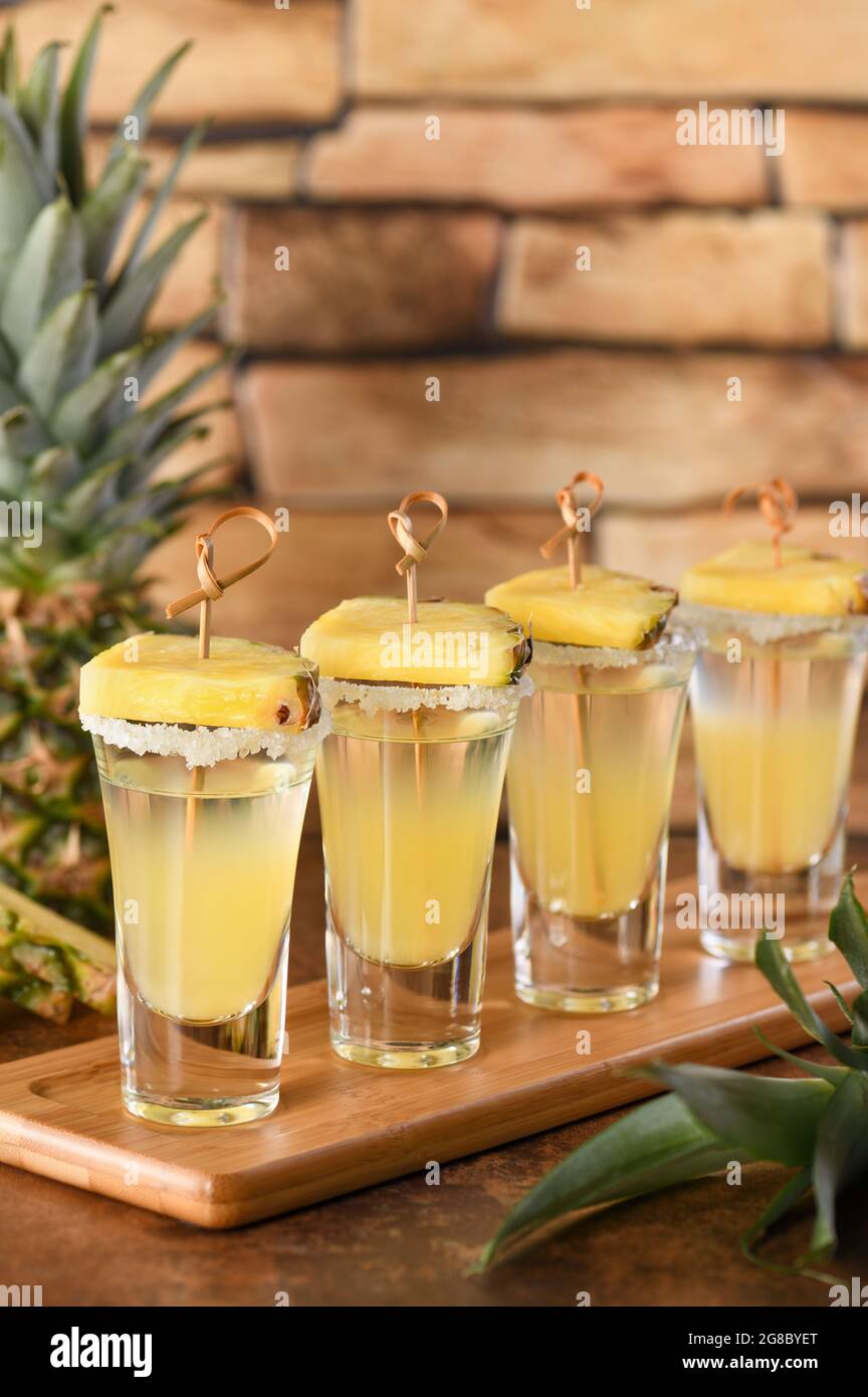 Doppio shot di tequila tropicale con succo di ananas. Questo sarà sicuramente un grande party per il Cinco de Mayo! Foto Stock