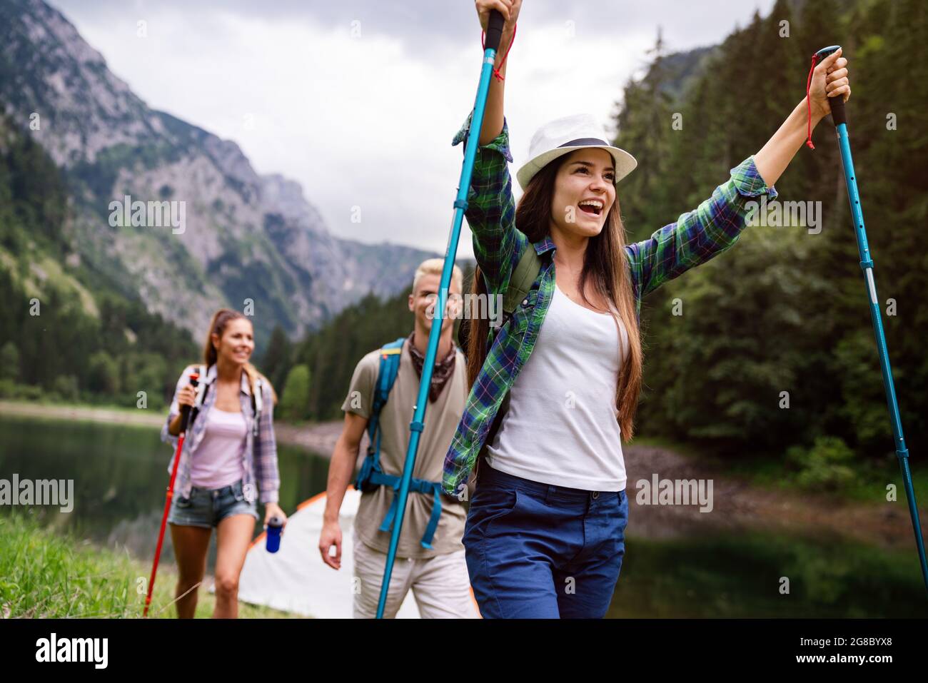 Amici escursionistici viaggi outdoor gruppo sport concetto di stile di vita Foto Stock