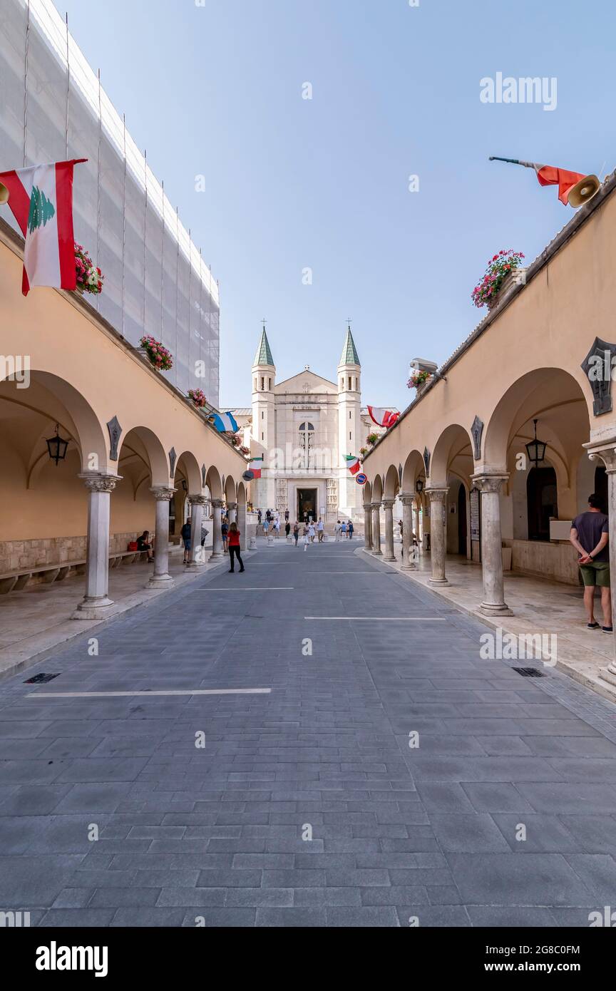 Vista verticale dell'antica Basilica di Santa Rita, nel centro storico di Cascia, Perugia, Italia Foto Stock