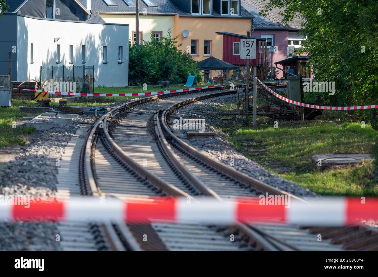 19 luglio 2021, Renania-Palatinato, Kordel: La linea ferroviaria è chiusa dopo l'alluvione. Pochi giorni fa, numerose case nel villaggio sono state allagate dall'acqua alta, i residenti hanno dovuto essere evacuati. Foto: Harald Tittel/dpa Foto Stock