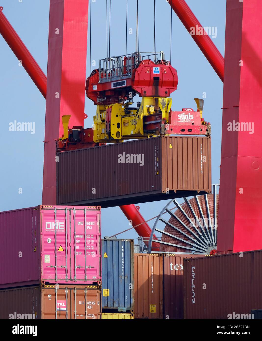 Amburgo, Germania - nave container nel porto di Amburgo, la nave container Nordsummer è ormeggiata presso il terminal dei container Eurogate. La lunghezza di 247 metri c Foto Stock