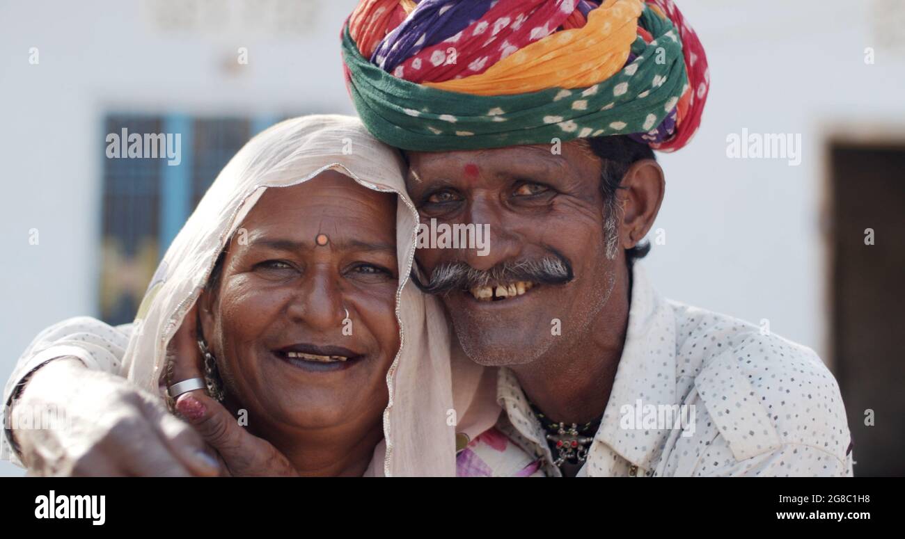 Ritratto di una felice coppia indiana senior in costume tradizionale Foto Stock