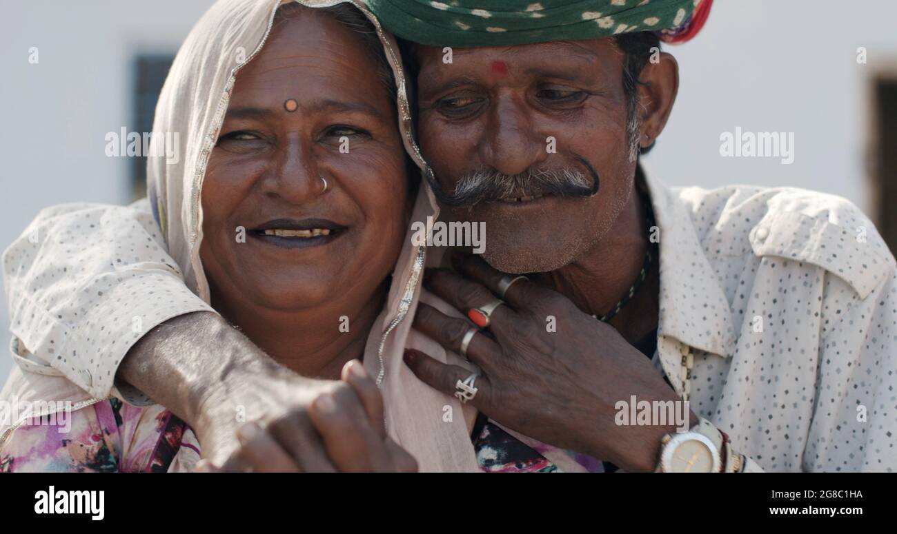 Felice coppia indiana senior in abbigliamento tradizionale per donne e uomini dallo stato del Rajasthan Foto Stock