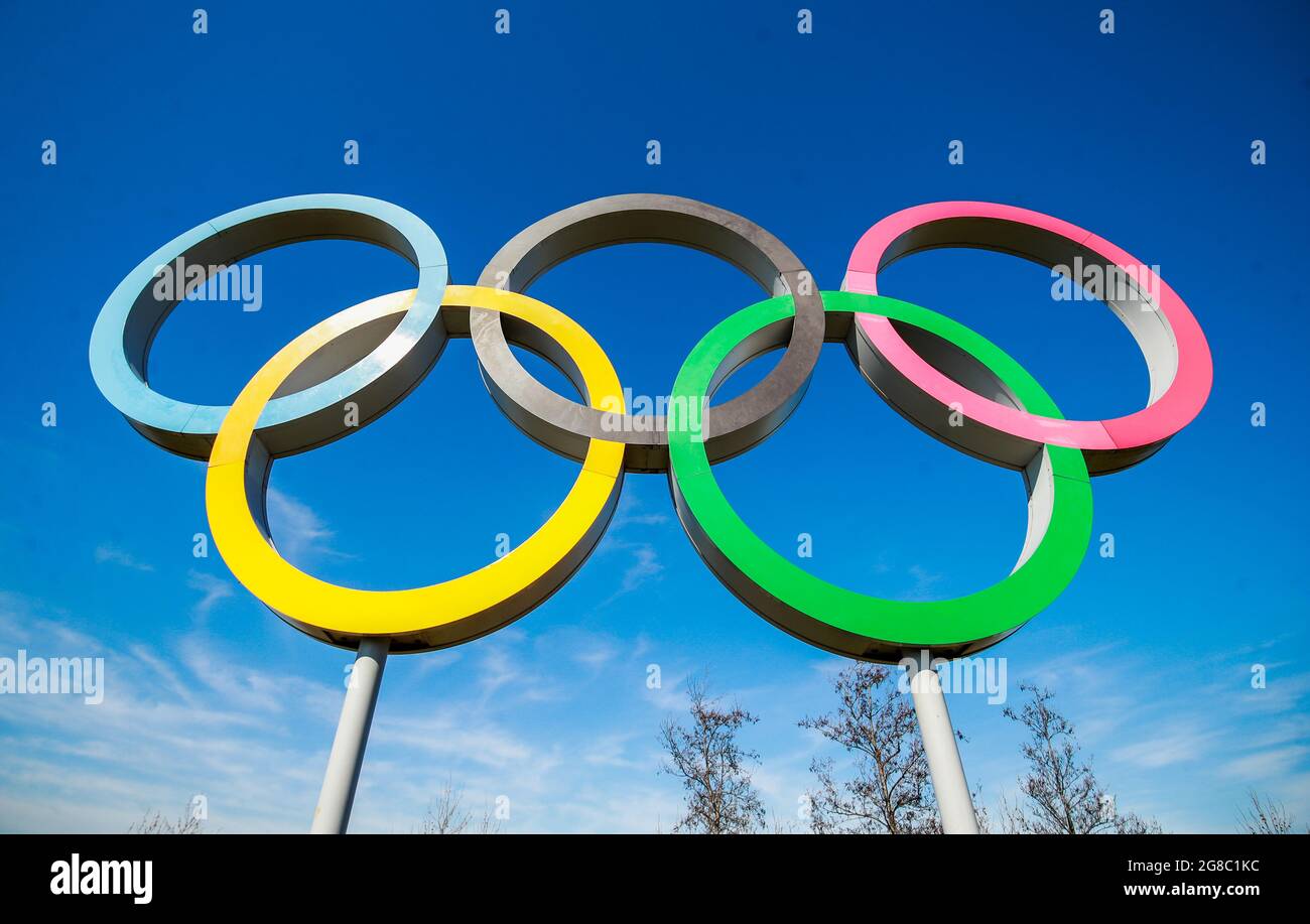 File foto datata 23-03-2020 degli anelli olimpici al Queens Elizabeth Park, Londra. Data di emissione: Lunedì 19 luglio 2021. Foto Stock