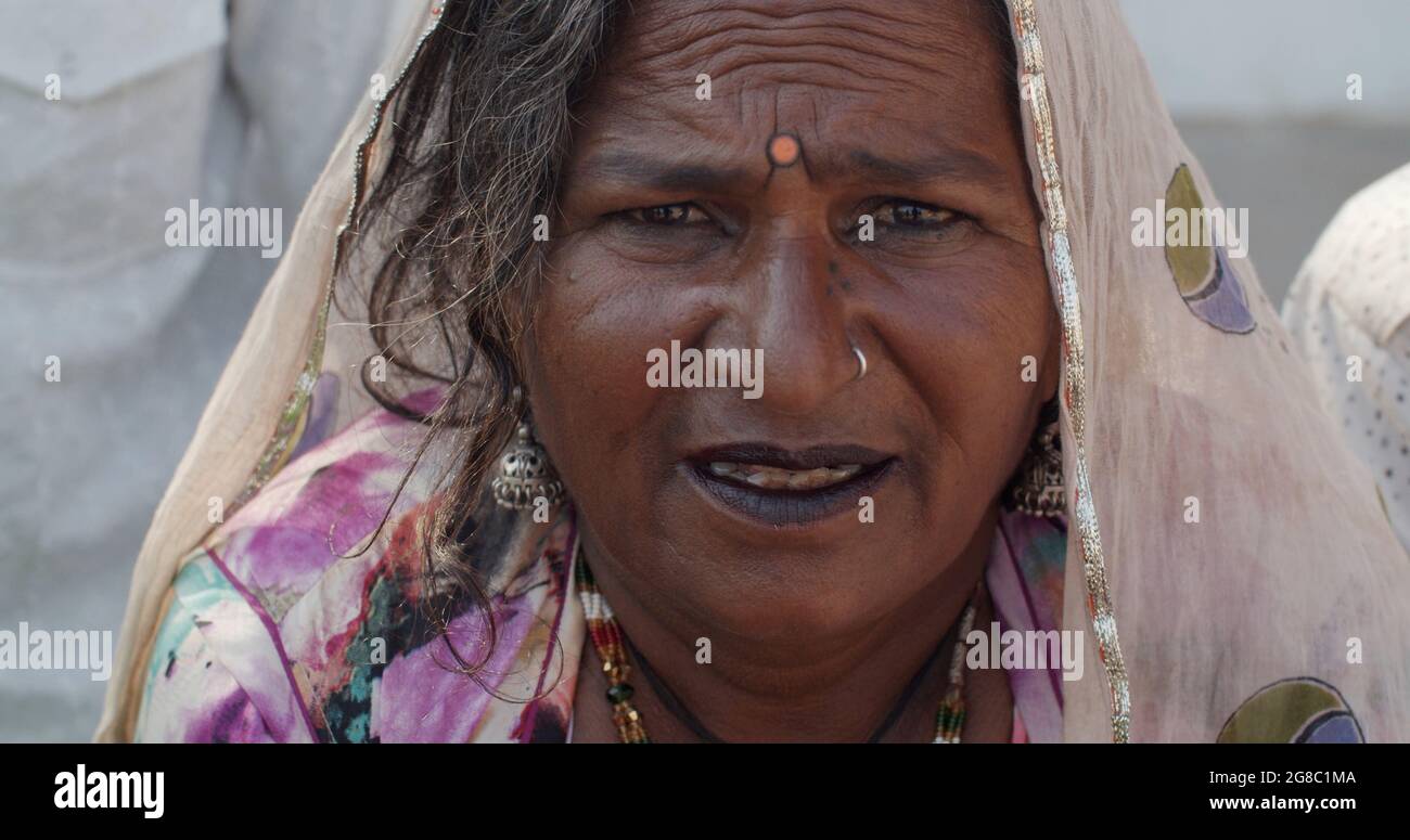 Ritratto di una donna indiana anziana che indossa una saree tradizionale Foto Stock