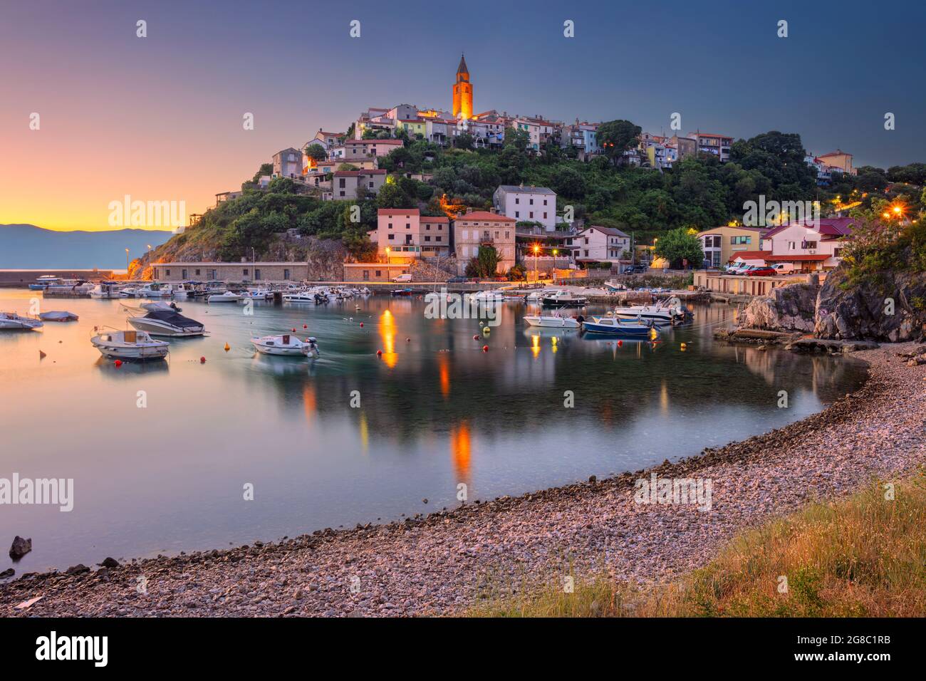 Vrbnik, Croazia. Immagine del paesaggio urbano dell'iconico villaggio di Vrbnik, Croazia situato sull'isola di Krk all'alba estiva. Foto Stock