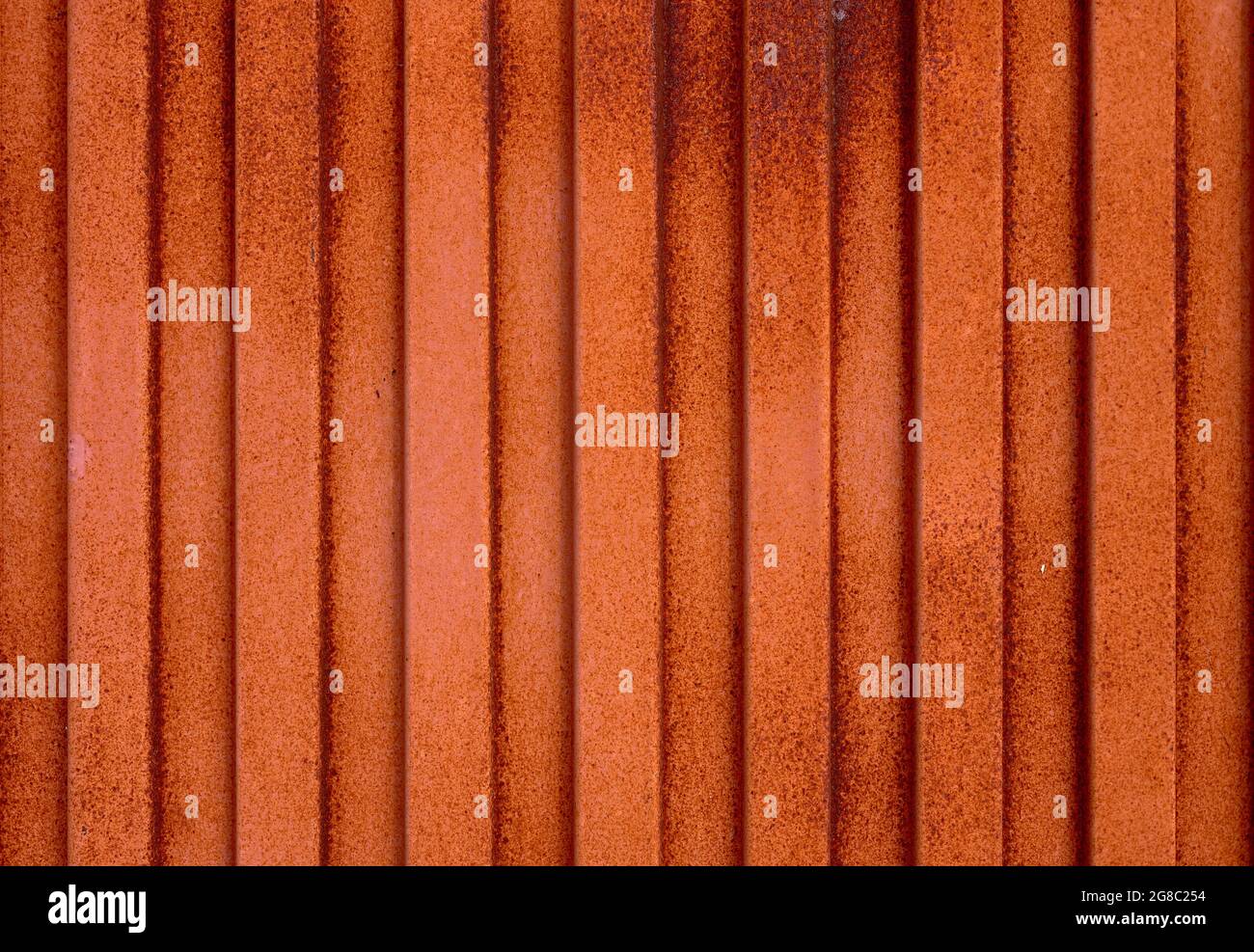 dettaglio di una struttura di colore arancio arrugginito di una porta in metallo Foto Stock