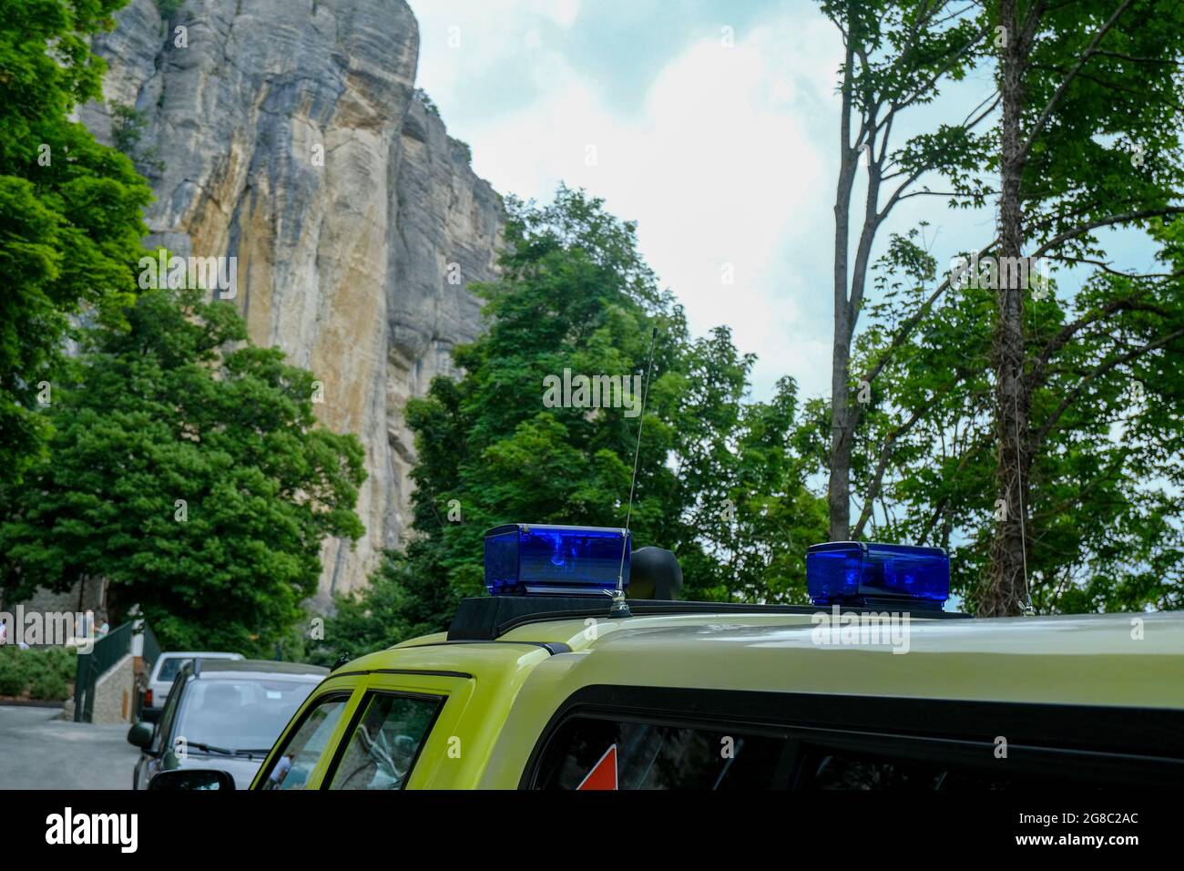 Le luci di emergenza si chiudono sull'auto ambulanza sulla strada in montagna. Salvare le persone vivono in condizioni estreme Foto Stock
