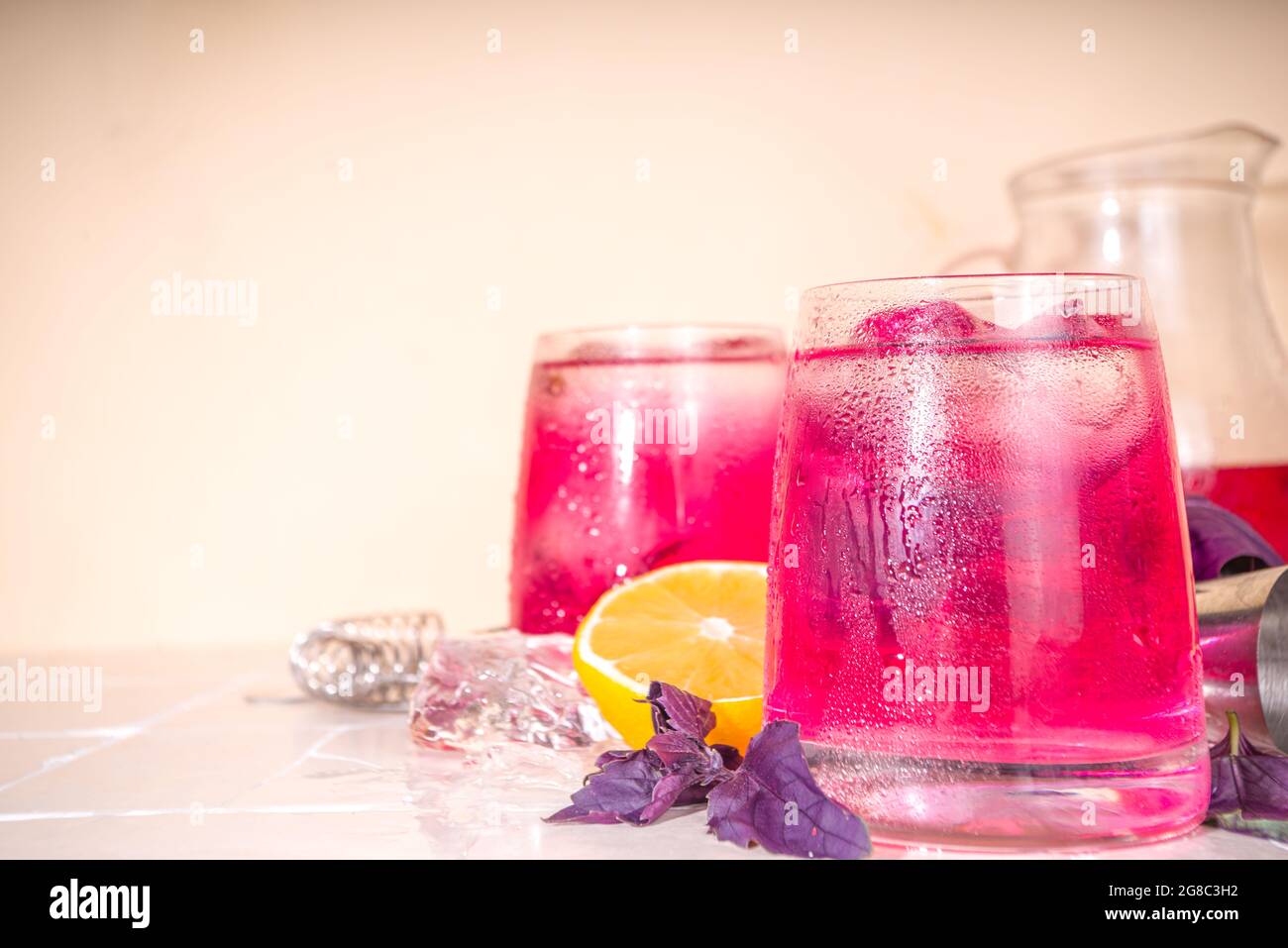 Bevanda biologica al basilico viola, cocktail d'acqua infuso con limone e  ghiaccio, su sfondo piastrellato Foto stock - Alamy