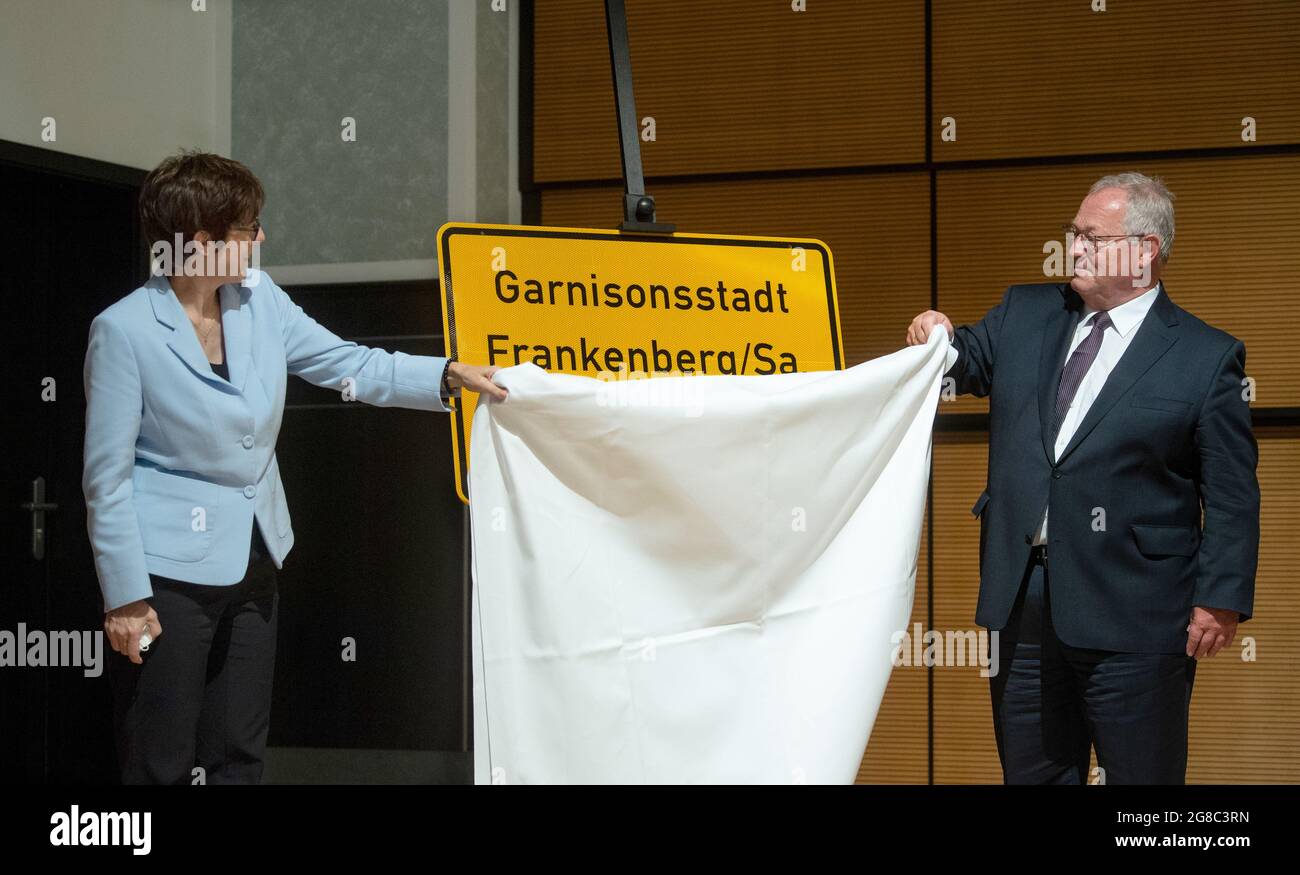 Frankenberg, Germania. 19 luglio 2021. Annegert Kramp-Karrenbauer (CDU), Ministro federale della difesa, e Thomas Firmenich (CDU), sindaco della città di Frankenberg, svelano un cartello d'ingresso alla città di Frankenberg con l'aggiunta del nome di "Garrison Town". Frankenberg aveva chiesto al Ministero degli interni sassoni di essere designato lo scorso anno come un chiaro impegno per la missione delle forze armate tedesche e come espressione dei suoi legami di lunga data con loro. Ora il titolo è stato conferito in occasione di una cerimonia festiva. Credit: Hendrik Schmidt/dpa-Zentralbild/dpa/Alamy Live News Foto Stock