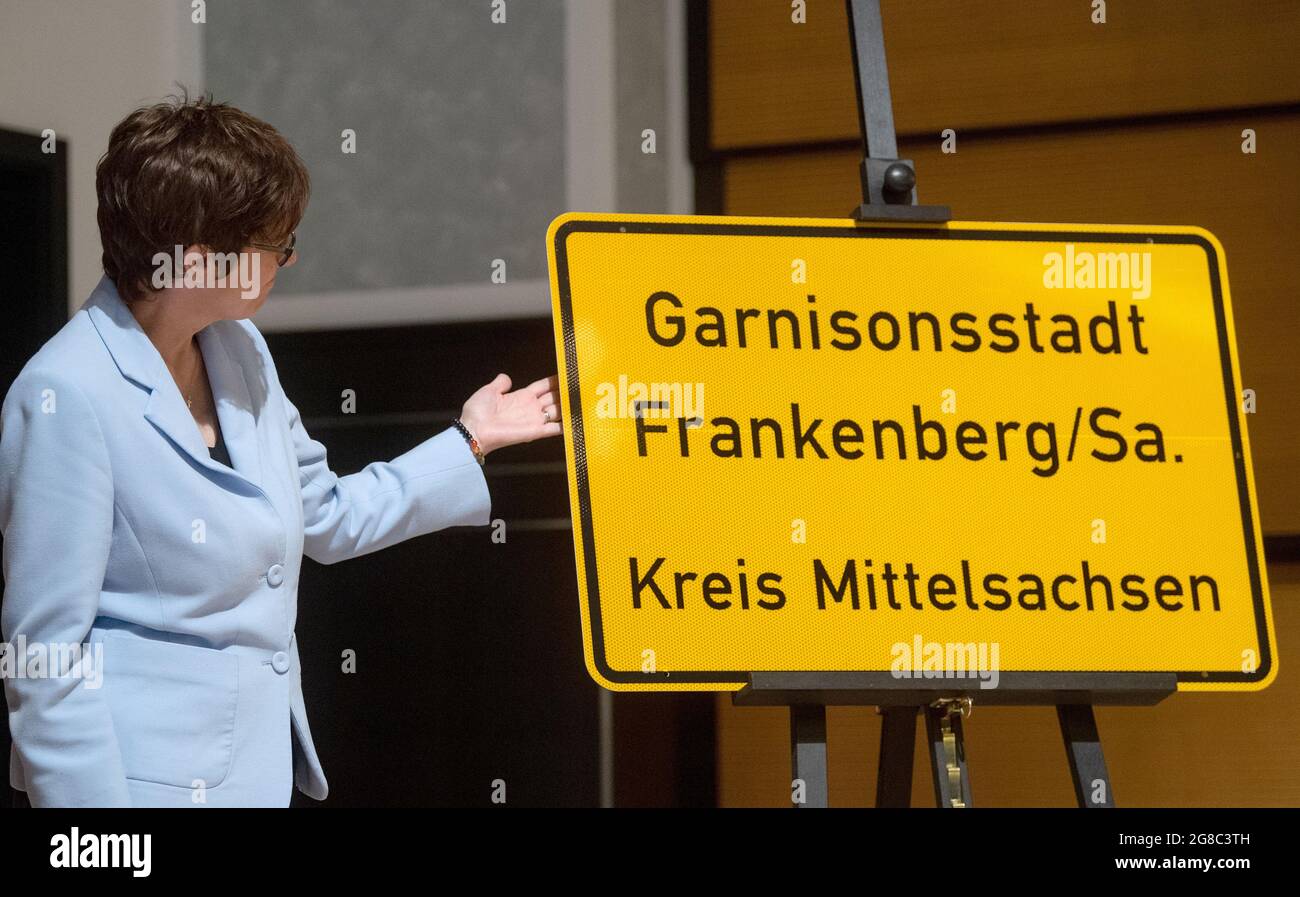 Frankenberg, Germania. 19 luglio 2021. Annegret Kramp-Karrenbauer (CDU), Ministro federale della difesa, si trova sul palco dopo la scoperta del nuovo cartello d'ingresso della città di Frankenberg con l'aggiunta del nome di "Garrison Town". Frankenberg aveva chiesto la designazione del Ministero degli interni sassone lo scorso anno come un chiaro impegno per la missione della Bundeswehr e un'espressione dei suoi legami di lunga data. Ora il titolo è stato conferito in una cerimonia di festa. Credit: Hendrik Schmidt/dpa-Zentralbild/dpa/Alamy Live News Foto Stock