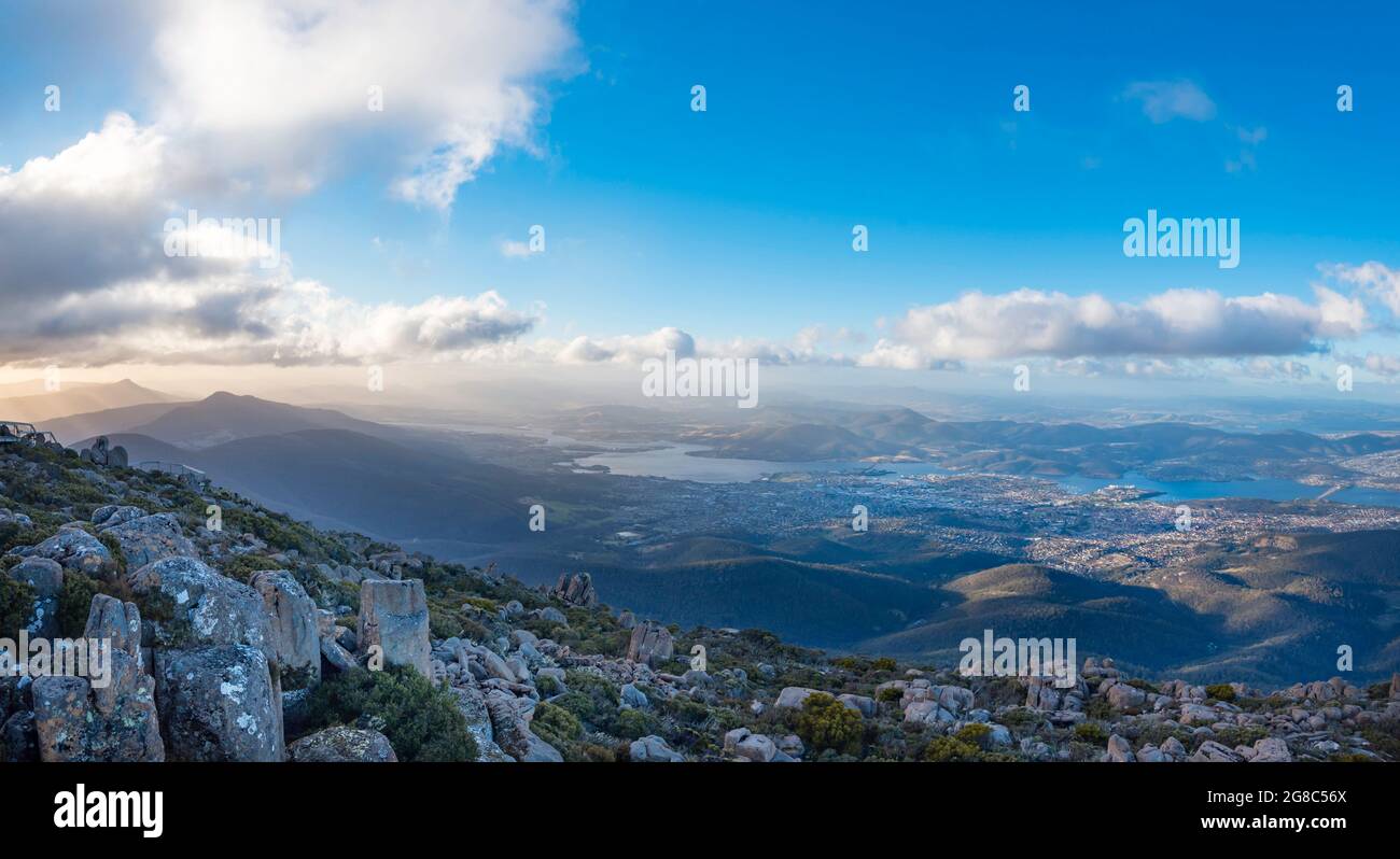 Una vista panoramica nel tardo pomeriggio dal Monte Wellington mentre le nuvole rotolano su Hobart, la capitale della Tasmania e il fiume Derwent in Australia Foto Stock
