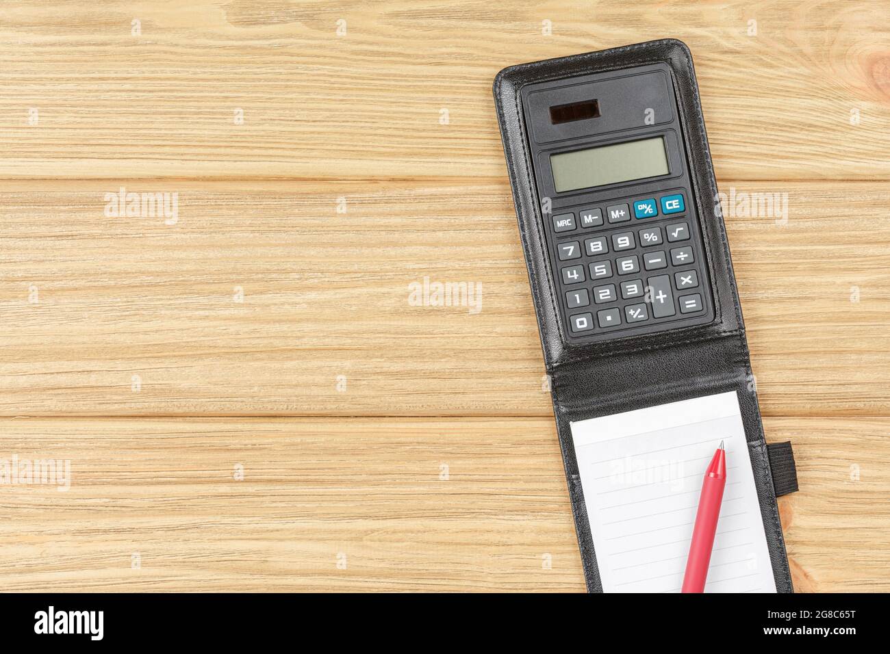 Calcolatrice con notebook in pelle nera. Foto Stock