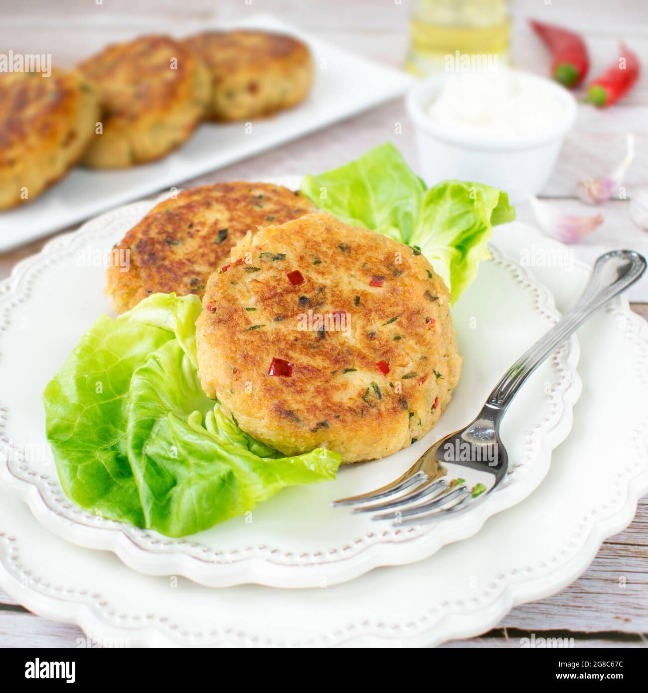 Cotolette di pesce preparate con tonno e patate, con aggiunta di peperoncino, prezzemolo verde e erba cipollina. Foto Stock