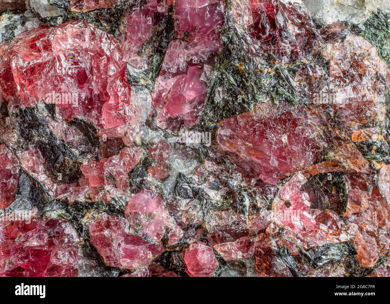 Eudialite minerale. Una struttura di una roccia su una frattura primo piano Foto Stock