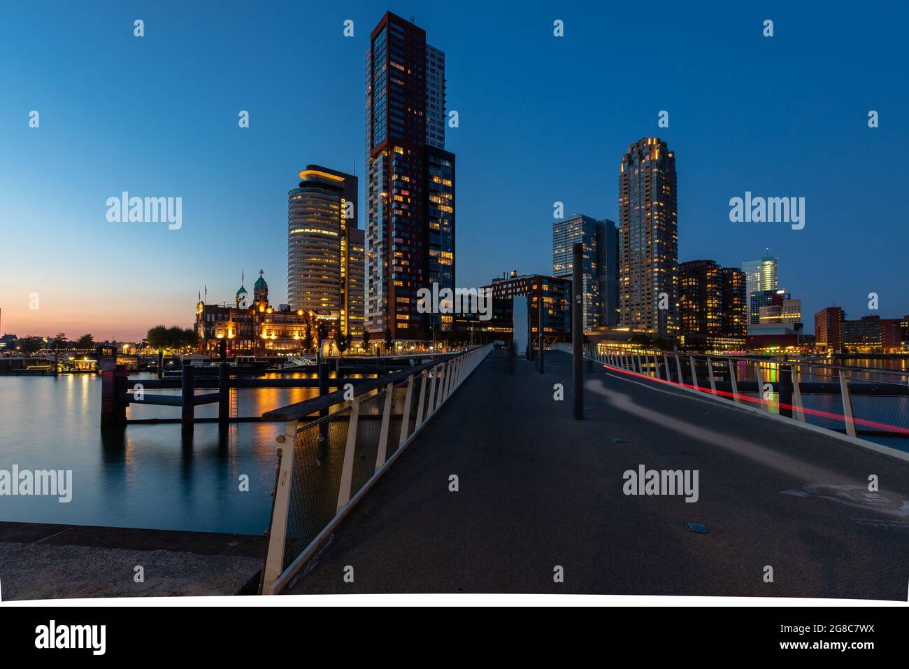 Vista notturna del Wilhelminapier e dello skyline di Rotterdam Foto Stock