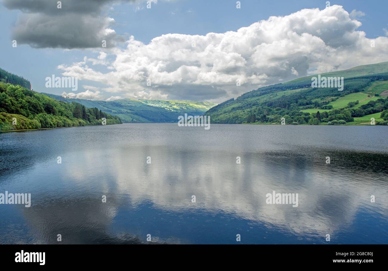 Riflessi nuvolosi nel bacino idrico di Talybont nella valle di Talybont, Central Brecon Beacons, Powys, Galles del Sud, Brecon Beacons, Foto Stock