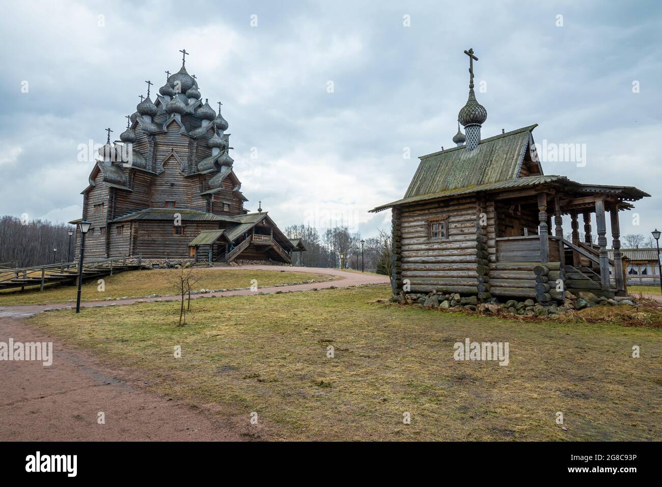 Un'antica chiesa ortodossa in legno nel nome dell'intercessione del Santissimo Teotoko. Architettura russa in legno. San Pietroburgo, Russia. Foto Stock
