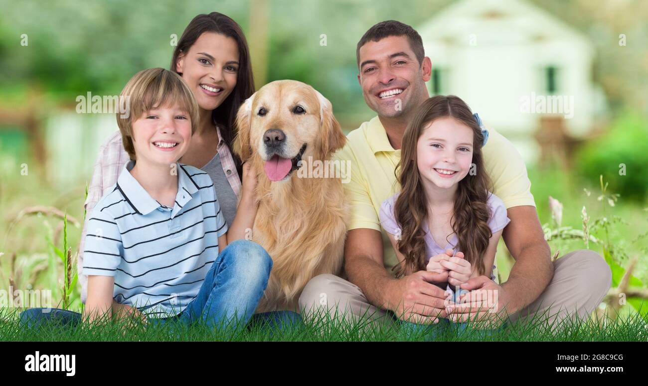 Composizione di famiglia seduta all'aperto sopra casa Foto Stock