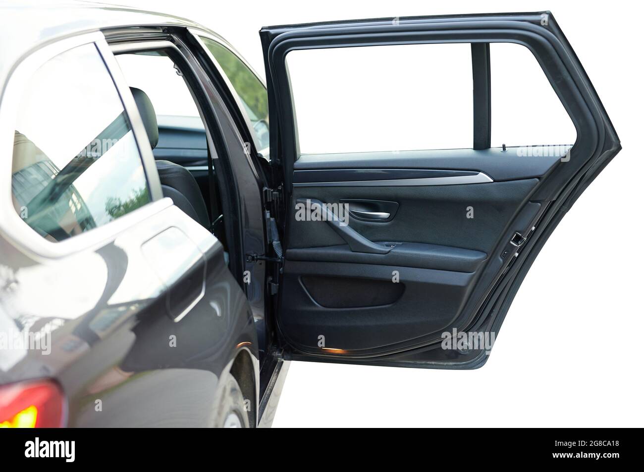 Portiera posteriore dell'auto berlina aperta con interni in pelle isolati Foto Stock